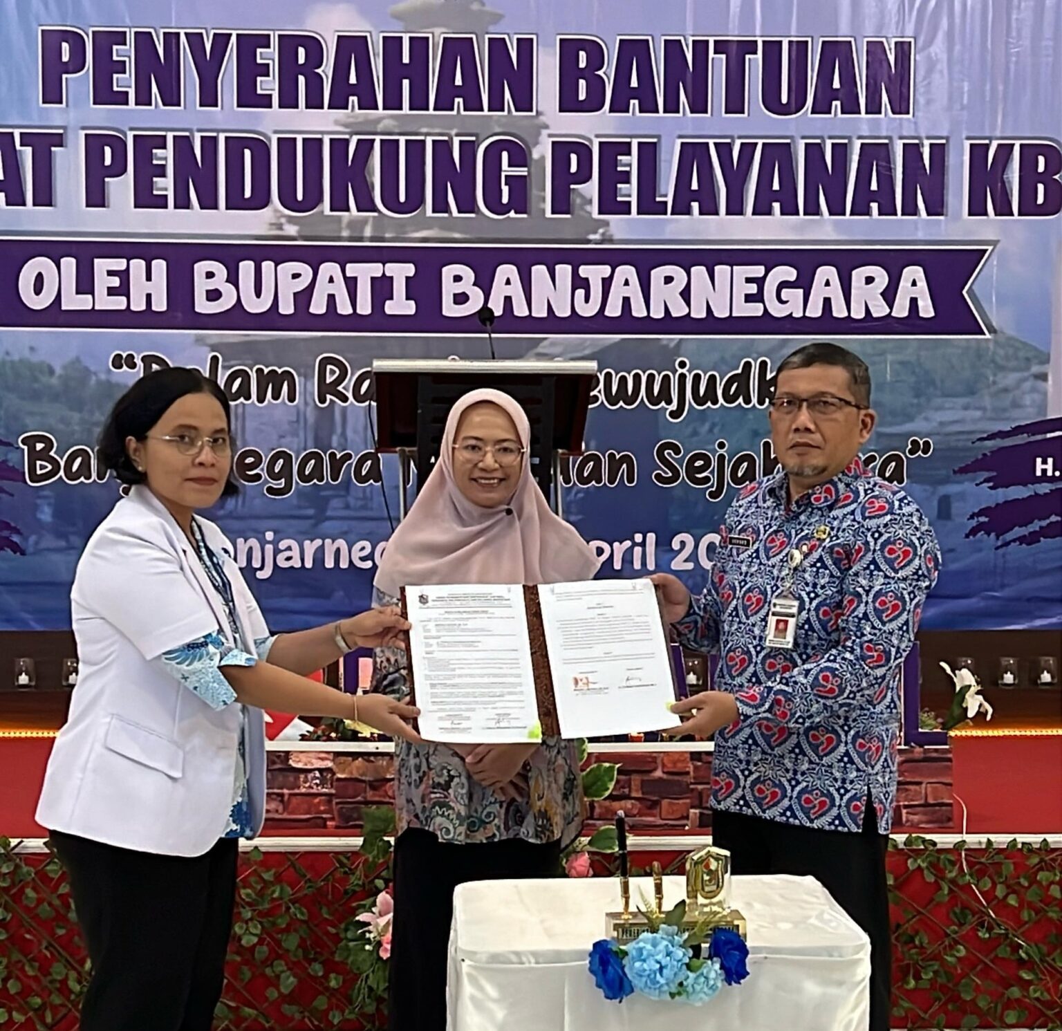 rsemanuel-cover-news-2025/04/26/perkuat-layanan-kb-bupati-banjarnegara-serahkan-alat-medis-ke-rs-emanuel